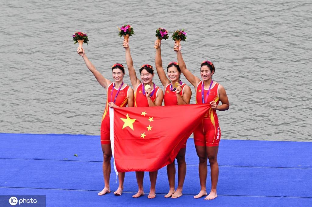 该片以抗美援朝战争中的;冷枪冷炮运动为背景，通过一段中国志愿军狙击小队与美军精英狙击队之间的殊死对决，展现了朝鲜战场上志愿军战士艰难取胜的英勇故事和可歌可泣的奉献精神